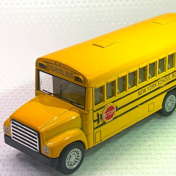 Kinsfun - Yellow School Bus - Door Opens - 5'' - Picture 1 of 8